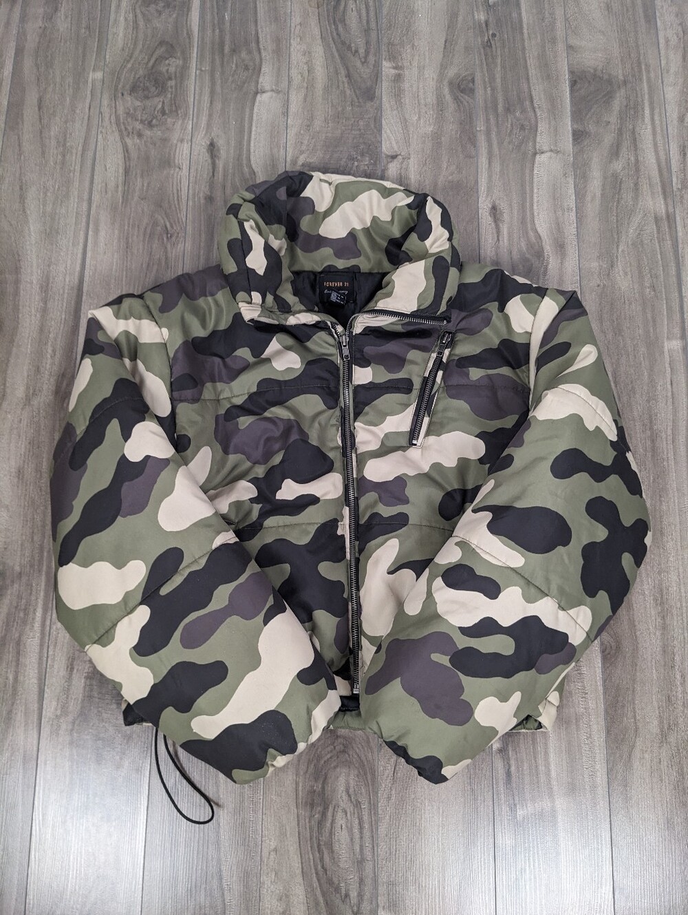 Forever 21 Contemporary Medium Cropped Camouflage Jacket Camo Puffy